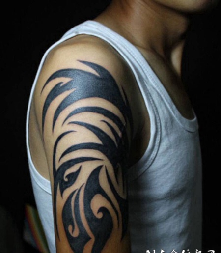 黑色的大臂图腾纹身图片