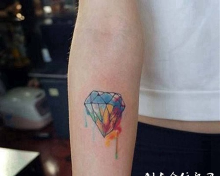 女生个性手臂彩色钻石纹身图案