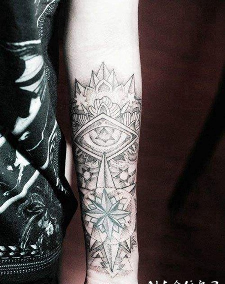 个性手臂点刺梵花纹身图片