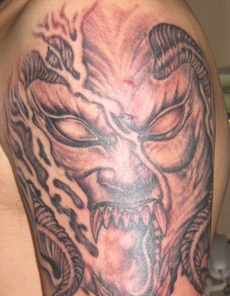 胳膊上写实的恶魔纹身图案