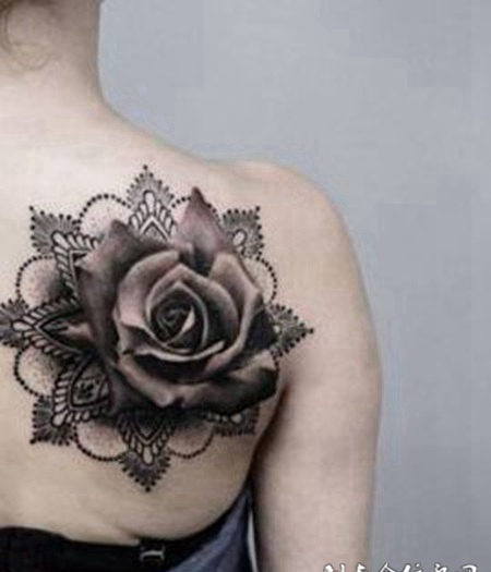 肩部黑灰色玫瑰花纹身图案