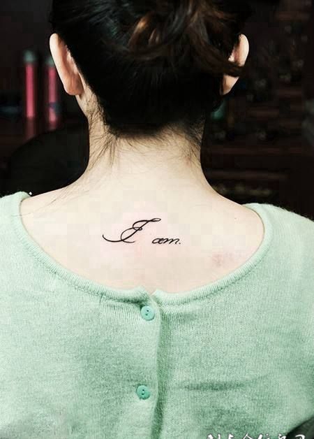 颈部小字母纹身图片