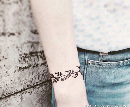 手腕树叶简单小纹身图案