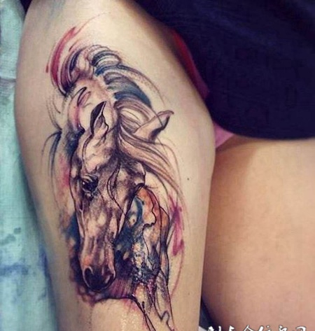 手臂帅气的马纹身图片