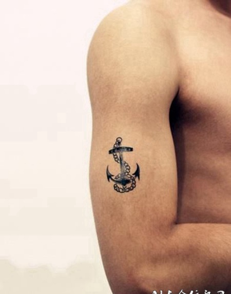 男生个性大臂船锚小纹身图片