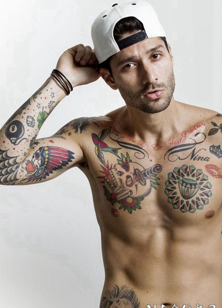 欧美男性胸前纹身图片