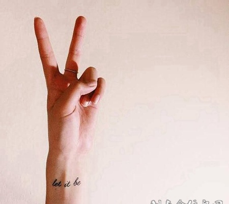 简单的手腕英文纹身图片