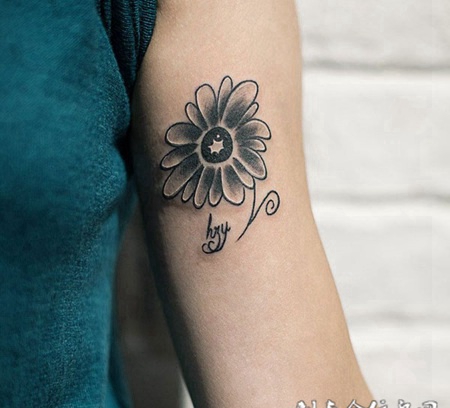 个性的手臂菊花小纹身图片