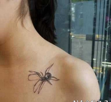 肩部女士蜘蛛纹身图片