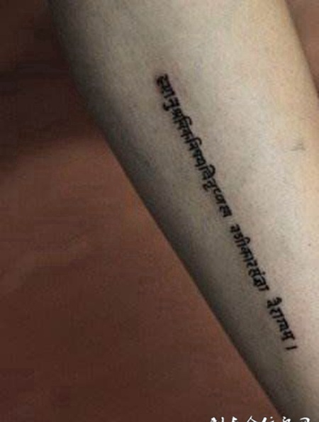 手臂一排的英文纹身图案