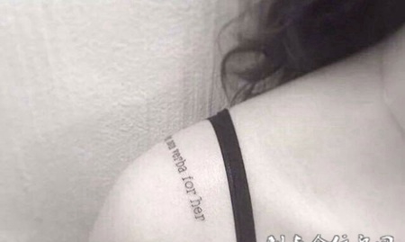 女生肩部个性英文小纹身图案