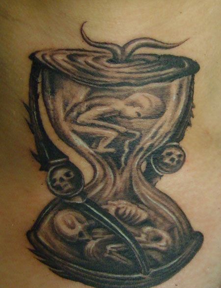 颈部的漏斗婴儿纹身图案