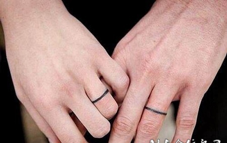 情侣手指黑色线条纹身图案