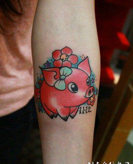 手臂上粉红色小猪纹身图片