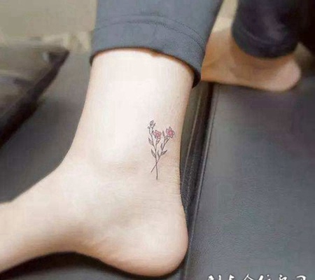 女孩脚踝花草纹身图案