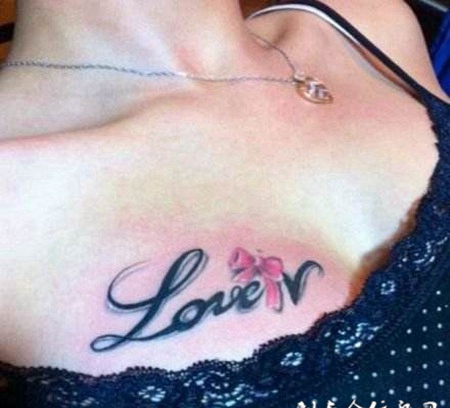 女生胸部英文蝴蝶结纹身图案