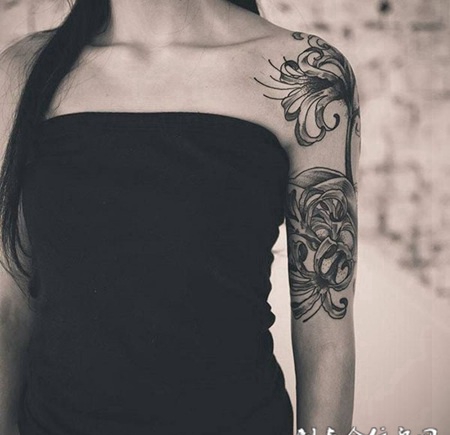 女士手臂彼岸花纹身图案