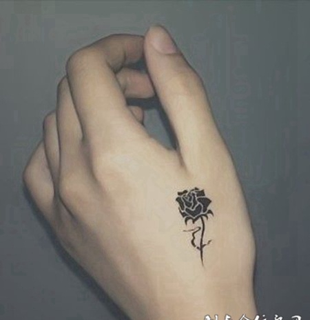 虎口黑色个性玫瑰纹身图案