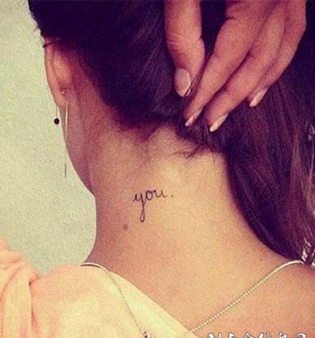 女生颈部英文you纹身图案