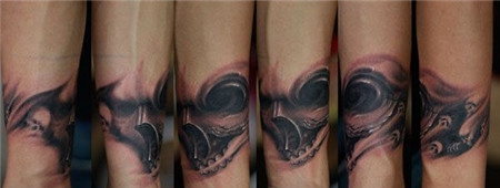 手臂上的写实黑白恶魔纹身图案