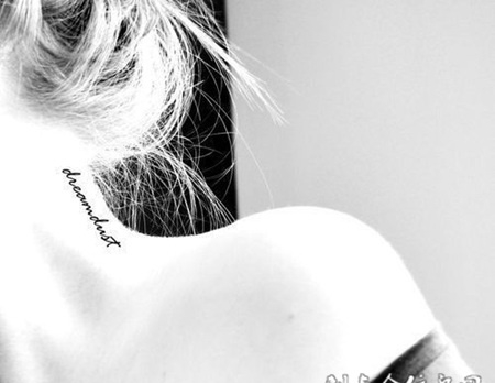 欧美女生黑白系颈部英文纹身图案