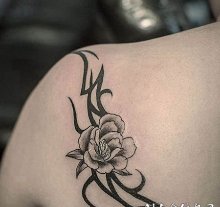 肩部个性玫瑰花纹身图案