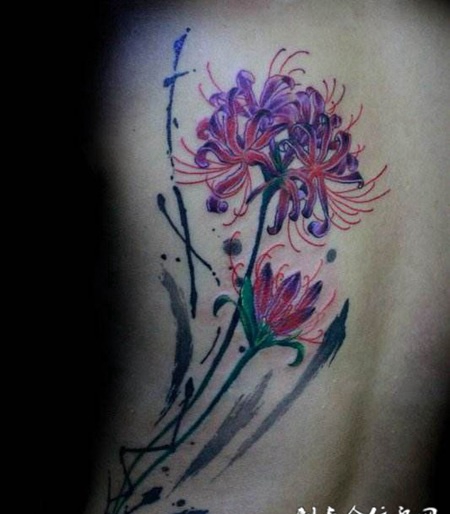 女生背部彩色的彼岸花纹身图片