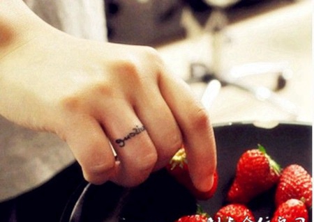 女生手指英文戒指纹身图案