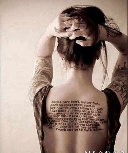 外国女生背部一大片英文纹身图片