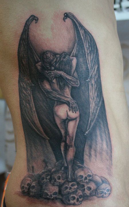 侧腰的恶魔与美女纹身