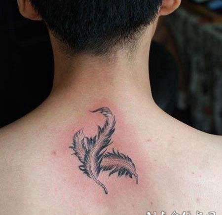 男人颈部后的羽毛纹身图案