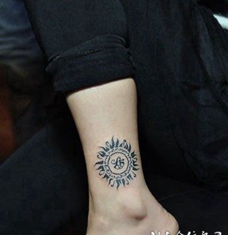 男生脚踝太阳图腾纹身图片