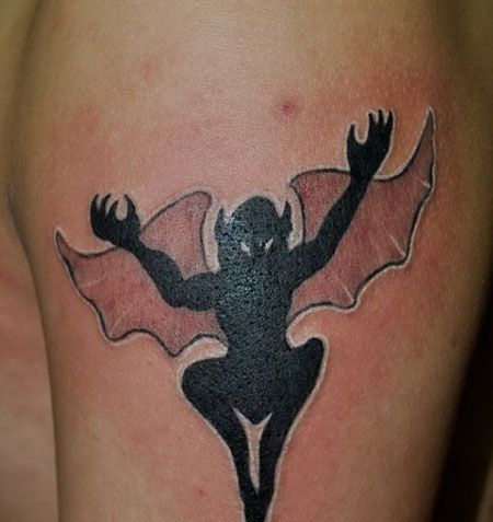 张开翅膀的恶魔纹身