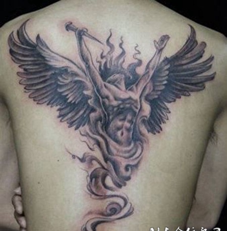 男人背部举手的天使纹身图片