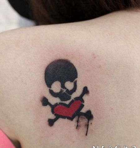 肩部个性骷髅小纹身图片