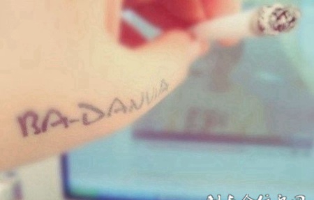 虎口到大指姆上的英文纹身图案