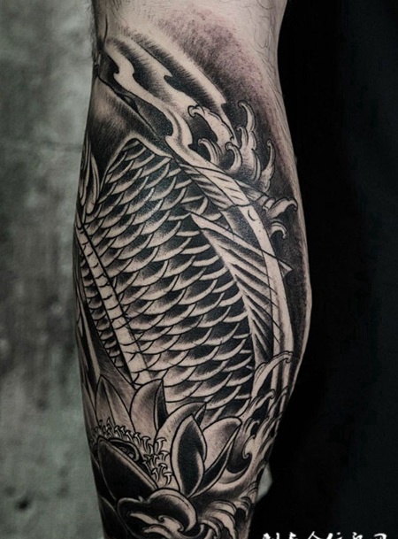 小腿经典的鲤鱼纹身图片