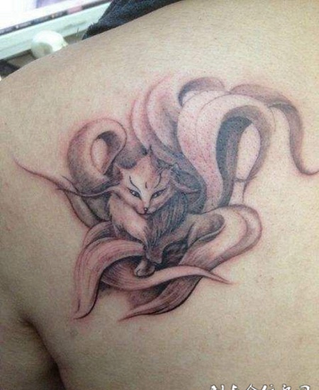 肩部个性的九尾狐纹身图片