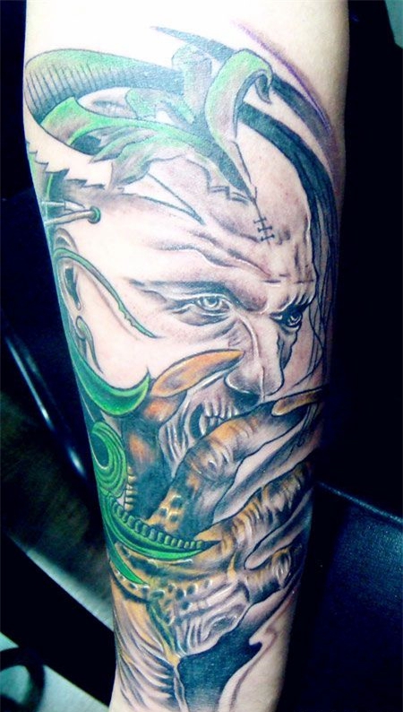 小腿面目狰狞的恶魔纹身