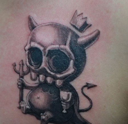 坐着的小骷髅恶魔纹身图案