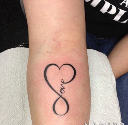 手臂好看的爱心英文纹身图片