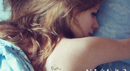 欧美女生背部黑白独特英文纹身图案