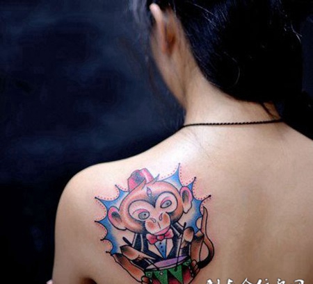 女生肩部卡通猴子纹身图片
