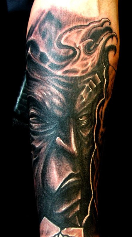 手臂上的钢铁恶魔纹身图案