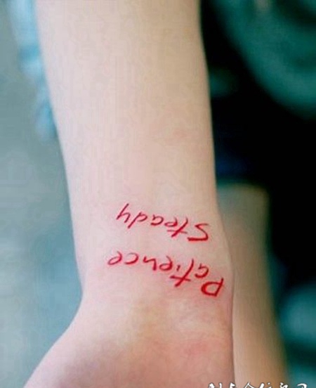 女生手腕红色英文纹身图案