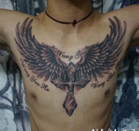 男生胸口翅膀十字架纹身图片