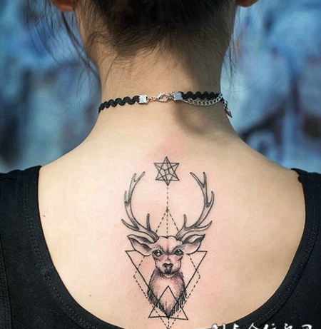 美女个性的背部麋鹿纹身图案