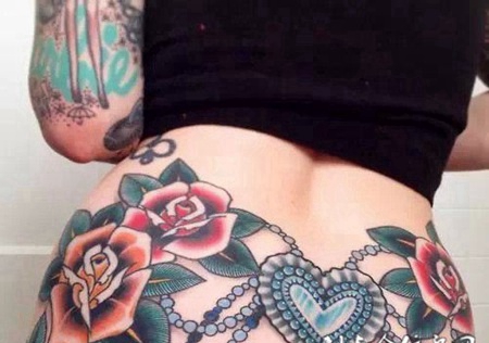 女人臀部花朵爱心纹身图片