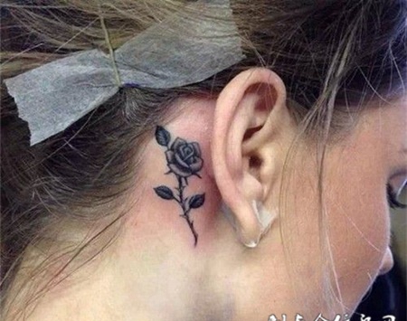 女生耳朵玫瑰花纹身图片