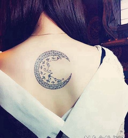 女生背部月亮图腾纹身图案